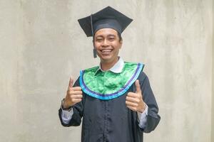 giovane indonesiano ragazzi celebrazione e Saluti quando la laurea momento. foto