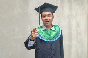 giovane indonesiano ragazzi celebrazione e Saluti quando la laurea momento. foto