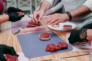 cucinando servitore bistecca a un' cucinando classe. fatti in casa cibo foto