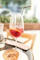 bicchiere di Sangria su rosso vino foto