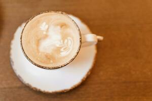 cappuccino nel un' tazza su il tavolo foto