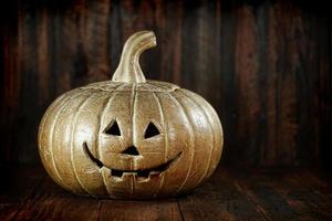 zucca di halloween su legno grunge sfondo rustico foto