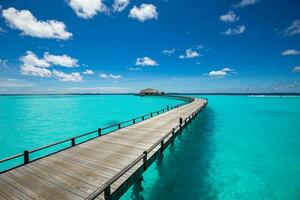 Maldive Paradiso isola. tropicale aereo paesaggio, paesaggio marino lungo molo molo acqua ville. sorprendente mare cielo soleggiato laguna spiaggia, tropicale natura. esotico turismo destinazione popolare estate vacanza foto