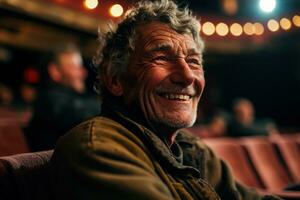 ai generato un' allegro uomo seduta nel il Teatro con un' Sorridi, immagini di anziano cittadini foto