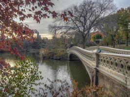 ponte di prua nel tardo autunno foto