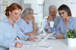 attività commerciale persone colleghi Lavorando insieme nel ufficio foto