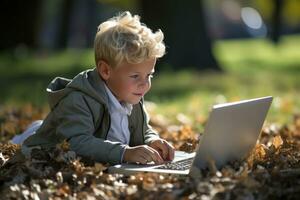 ai generato giovane ragazzo stabilisce su erba utilizzando il computer portatile esplorando natura e tecnologia, educativo foto