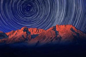 esposizione notturna tracce stellari del cielo a Bishop california foto