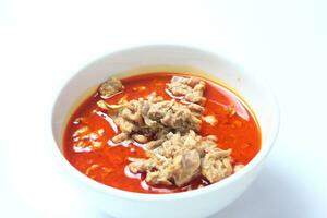 tailandese cibo, speziato rosso curry con Maiale su bianca sfondo foto