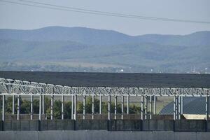 sotto costruzione hangar. metallo telaio di il costruzione. foto