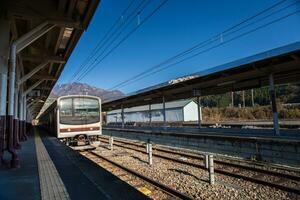 pioggia è in movimento su rotaia contro cielo foto