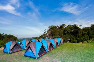 campeggio tenda su verde erba contro cielo foto