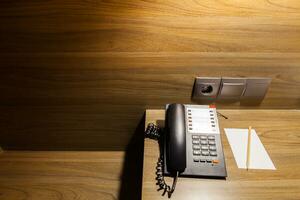 telefono su di legno tavolo sotto leggero foto