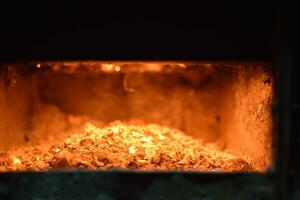 caldo carboni nel il stufa foto