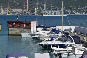 yachts nel il yacht club. yachts andare in barca immersione appassionati. porta di novorossijsk foto