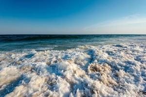 ascoltando le onde dell'oceano foto