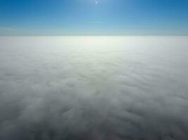 nel il cieli sopra il nebbia. Alba al di sopra di il nebbia. nuvole vicino il terra foto