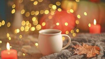 autunno accogliente composizione. tè nel un' tazza, zucche e candele foto