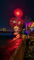 fuochi d'artificio sul fiume nel cielo scuro foto