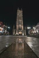 sint-baafskathedraal nel il storico parte di Gand durante il notte. campanile di Gand. del Belgio maggior parte famoso storico centro. mezzanotte illuminazione di il città centro foto