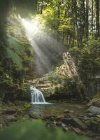 magnifico cascate conosciuto come satinske vodopady nel beskydy montagne durante il mattina raggi, ceco repubblica foto