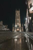 sint-baafskathedraal nel il storico parte di Gand durante il notte. campanile di Gand. del Belgio maggior parte famoso storico centro. mezzanotte illuminazione di il città centro foto