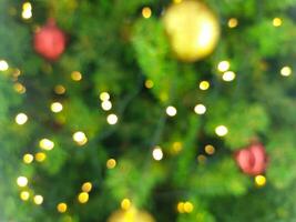 contento nuovo anno accogliente casa interno con Natale albero e ghirlande piccolo d'oro palle. sfocato luci cerchio arancia bokeh.allegro Natale sfondo. foto