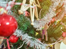 contento nuovo anno accogliente casa interno Natale albero ghirlande piccolo rosso palle e stella forma. sfocato luci d'oro bokeh.allegro Natale sfondo. foto