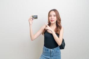 ritratto bella donna asiatica in possesso di carta di credito