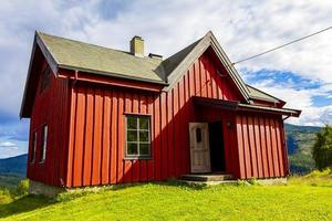 capanna rossa in legno a vang i valdres, norvegia foto