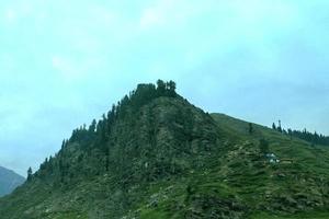 bellissimo paesaggio con vista sulle montagne foto