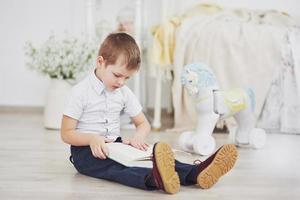 ragazzo che legge un libro. educazione, conoscenza, preparazione per la scuola foto