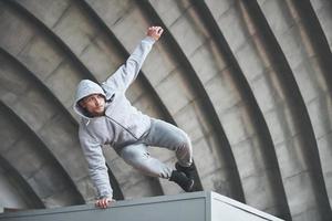 il ragazzo nel parco all'aperto pratica parchi, adrenalina alta. foto