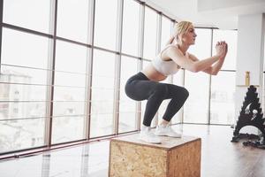 ragazza attiva in palestra. concetto allenamento stile di vita sano sport foto