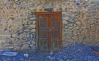 storica porta in legno grunge vecchio muro di pietra foto