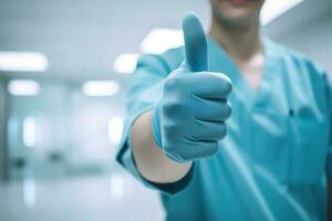 ai generato uomo nel blu ospedale uniforme mostrando pollici su indossare blu gomma da cancellare guanto nel illuminato in attesa camera foto