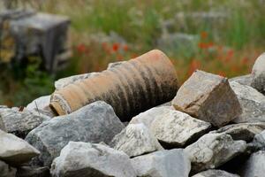 resti di antico ceramica tubi a partire dal il acqua la fornitura. prefabbricato sezioni di ceramica a partire dal quale il tubatura era assemblato. foto