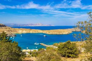 panorama della baia della spiaggia di lindos con acqua cristallina turchese rodi grecia foto