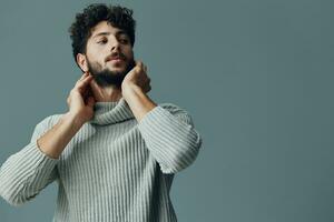 uomo ritratto maschio maglione isolato viso adulto bello espressione persona attraente bianca studio foto