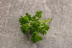 verde prezzemolo le foglie mucchio isolato foto