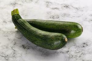 crudo giovane piccolo verde zucchine foto