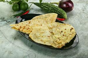 indiano tandori pane - naan con formaggio foto