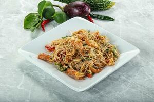 tailandese speziato vermicelli insalata con gamberi foto