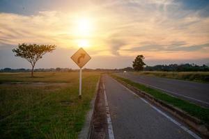 segnaletica stradale e piste ciclabili al tramonto foto