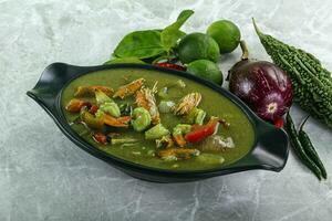 tailandese verde curry con gamberetto foto
