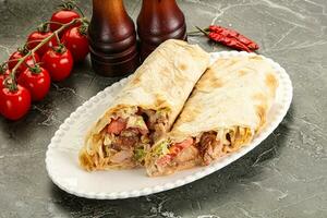 shawarma con grigliato pollo carne foto