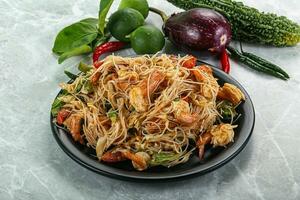 tailandese speziato vermicelli insalata con gamberi foto