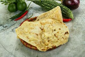 indiano tandori pane - naan con formaggio foto