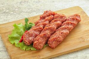 carne macinata di kebab di manzo crudo foto