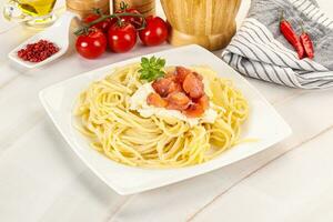 pasta spaghetti con salmone e stracciatella foto